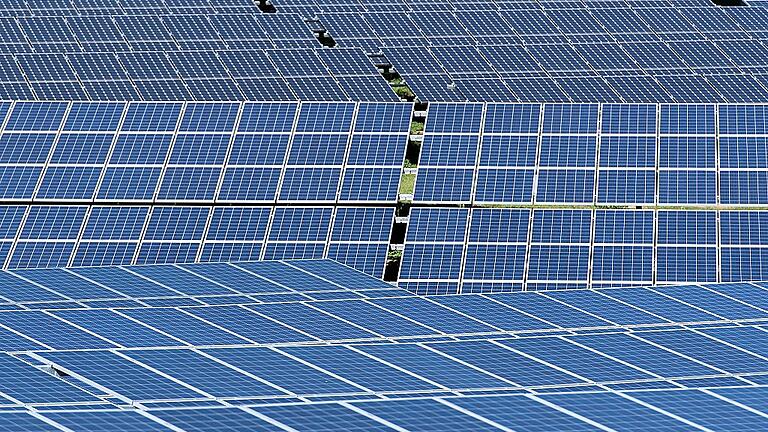 Solarstrom       -  Solarmodule, wie auf unserem Beispielfoto, sollen als Freiflächenanlagen vorzugsweise auf &bdquo;belasteten Flächen&ldquo; wie etwa neben Autobahnen errichtet werden.