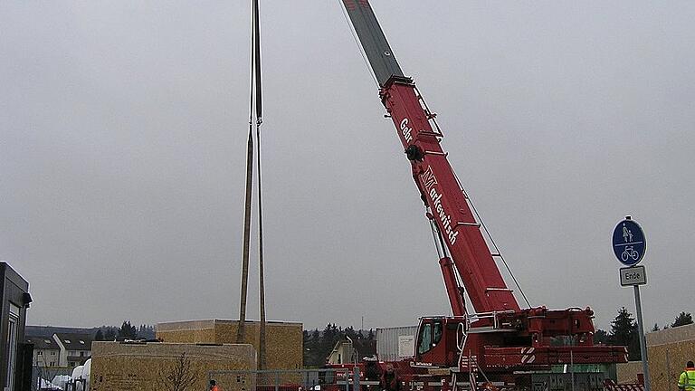 60 Meter lang ist der Kranenmast, mit dem die Kisten auf die Schwertransporter gehoben werden.