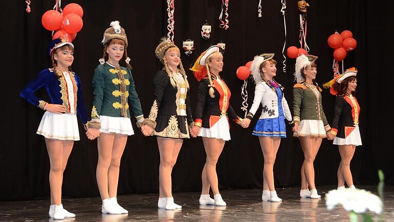 Bei der Jubiläumsgala vom Fastnacht-Verband Franken präsentierten sich sieben deutsche Meisterinnen aus Franken im Gardetanz. Bei der Jubiläumsgala vom Fastnacht-Verband Franken präsentierten sich sieben deutsche Meisterinnen aus Franken im Gardetanz.
