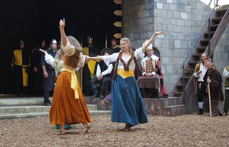 Musik und Tanz beim Hochzeitsfest des Sheriffs von Nottingham beleben die Freilichtbühne.