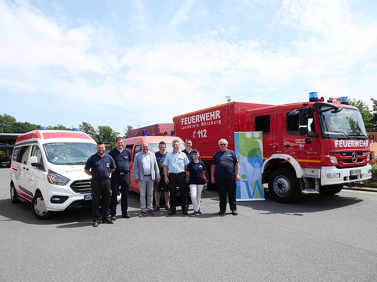 Vom Feuerwehrzentrum des Landkreises Würzburg in Klingholz aus startete kürzlich ein Hilfstransport nach Rumänien. Landrat Thomas Eberth (Dritter von links) bedankte sich bei dem Team um Kreisbrandrat Michael Reitzenstein (Vierter von rechts).