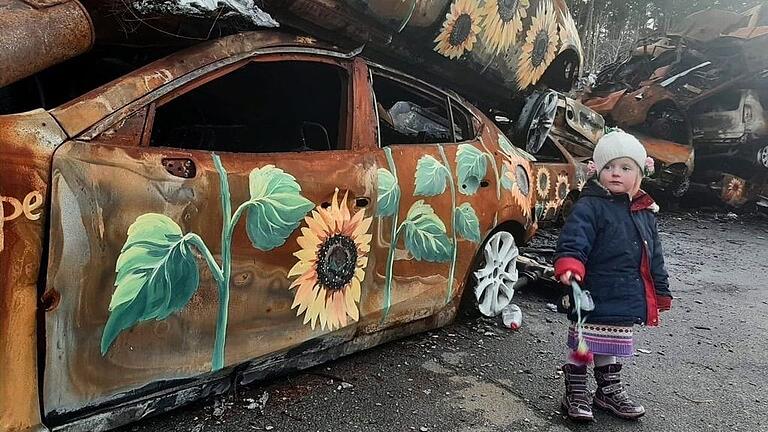 Kulturbild 2023 für Siggi Seuß: Die kleine Theresa vor einem Mahnmal in Butscha, das an den Terror russischer Soldateska in der ukrainischen Stadt nahe Kiew erinnert. Kulturbild 2023 für Siggi Seuß: Die kleine Theresa vor einem Mahnmal in Butscha, das an den Terror russischer Soldateska in der ukrainischen Stadt nahe Kiew erinnert.