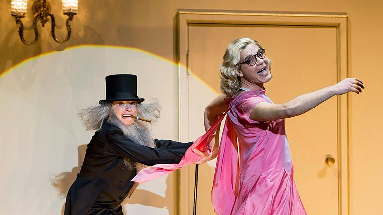 Komische Oper mit der Komischen Oper Berlin: Die musikalische Komödie 'Eine Frau, die weiß, was sie will' geht im Kurtheater über die Bühne. Komische Oper mit der Komischen Oper Berlin: Die musikalische Komödie 'Eine Frau, die weiß, was sie will' geht im Kurtheater über die Bühne.