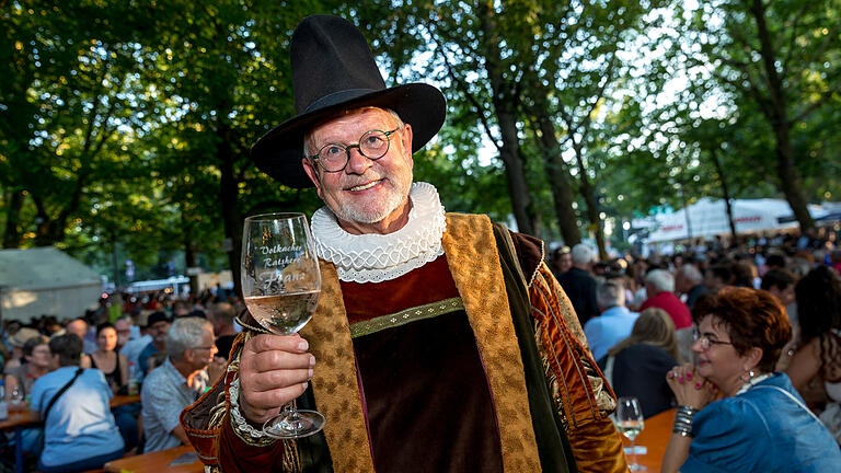 Fränkisches Weinfest in Volkach       -  Zahlreiche Menschen besuchen am Donnerstag (15.08.24) das 74. Weinfest auf dem Festplatz in der Kastanienallee in Volkach. Das größte Open-Air-Weinfest Frankens lockt jedes Jahr rund 50.000 Besucher in die malerische Stadt an der Mainschleife.