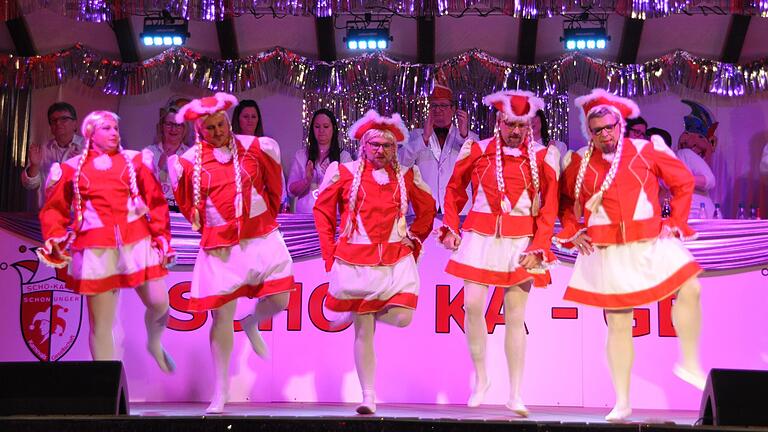 Anmutig tanzte das Männerballett in schickem Gardemädchen-Outfit. Im Bild von links:&nbsp; Alexander Gütlein, Stefan John, David Güthlein, Steven Klein und Christoph Bombelka.