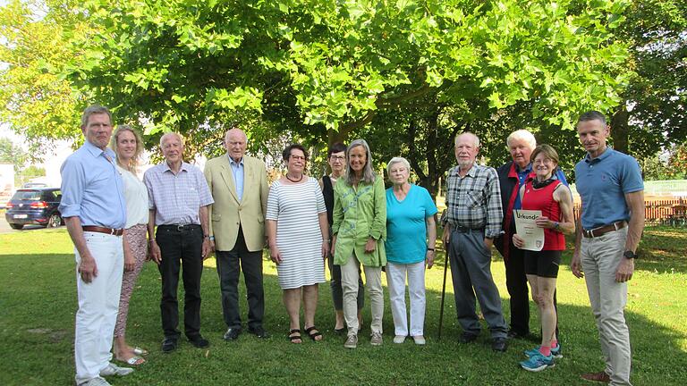 Der TV/DJK-Vorstand Willy Willeke und Tabea Lang (von links), Susanne Möldner (Mitte) und Georg Oel (rechts) dankte den Jubilaren mit Urkunden und Treuenadeln: (von links) Rudolf Hannawacker, Winfried Benner, Paula Dankowski, Angelika Franz-Fella, Elfriede Rieser, Herbert Mohr und Gattin sowie Ingeborg Joa.       -  Der TV/DJK-Vorstand Willy Willeke und Tabea Lang (von links), Susanne Möldner (Mitte) und Georg Oel (rechts) dankte den Jubilaren mit Urkunden und Treuenadeln: (von links) Rudolf Hannawacker, Winfried Benner, Paula Dankowski, Angelika Franz-Fella, Elfriede Rieser, Herbert Mohr und Gattin sowie Ingeborg Joa.