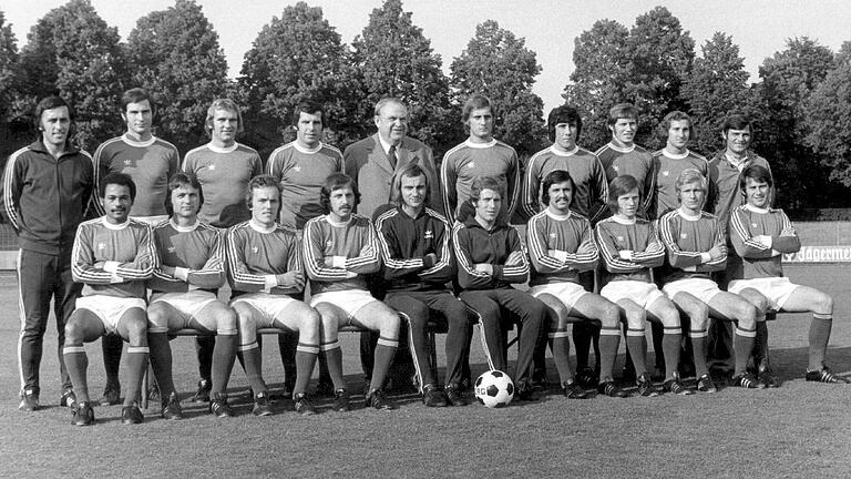 Mannschaftsfoto aus der Zweitliga-Saison 1974/75: der FC 05 Schweinfurt mit Hans-Peter Gerhard (unten, Dritter von links).