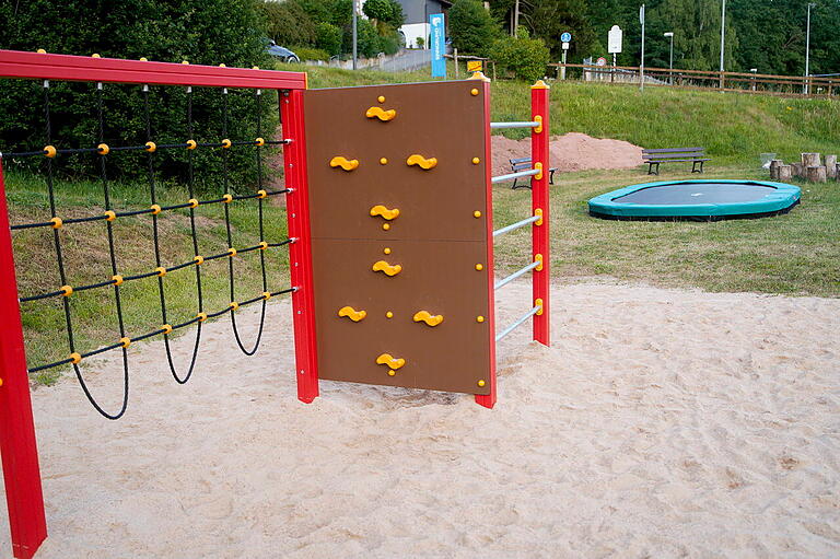 Ein Kletterspiel und ein Trampolin sorgen am Sportheim des BC Aura für zusätzliche Spielmöglichkeiten. Ein Kletterspiel und ein Trampolin sorgen am Sportheim des BC Aura für zusätzliche Spielmöglichkeiten.
