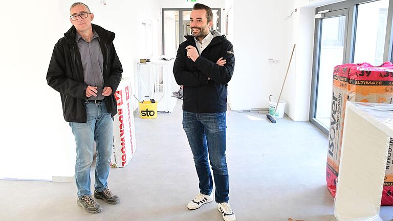 Architekt Albert Kastner und Bürgermeister Johannes Leibold (von links) in den Räumen der künftigen Arztpraxis in Gerchsheim, die schon bezugsfertig sind.