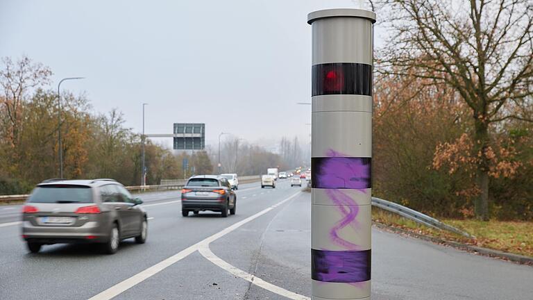 Eine der drei neu installierten Blitzer-Säulen in Würzburg wurde jetzt mit Farbe beschmiert. Eine der drei neu installierten Blitzer-Säulen in Würzburg wurde jetzt mit Farbe beschmiert.