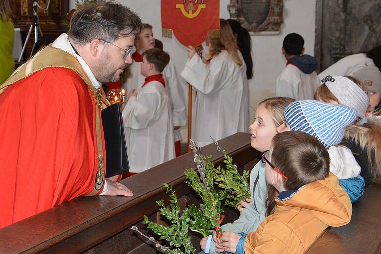 Diakon Thomas Prapolinat im Gespräch mit den Kommunionkindern.