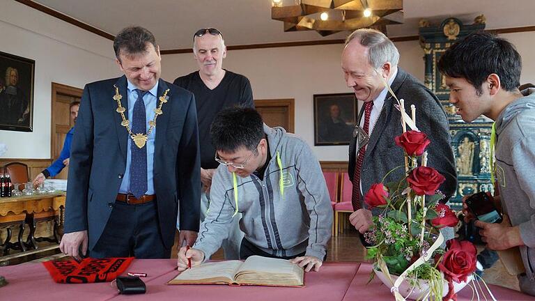 Eintrag ins Goldene Buch der Stadt: (von links) 1. Bürgermeister Thomas Helbling, Manager Andy Albert, Meistertrainer Koji Itagaki, 2. Bürgermeister Philipp Sebald und Mizuki Oikawa.