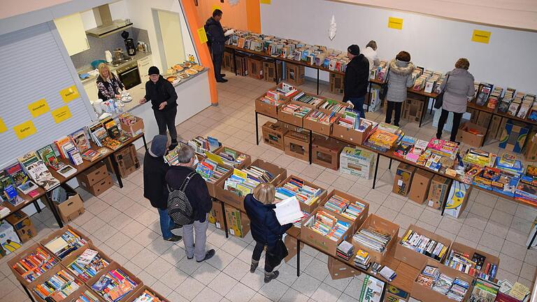 Zahlreiche Gäste kamen  zum Bücherflohmarkt der Familienbücherei St. Maria Magdalena. Marianne Fischer       -  Zahlreiche Gäste kamen  zum Bücherflohmarkt der Familienbücherei St. Maria Magdalena. Marianne Fischer