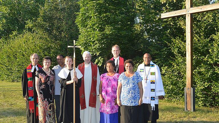 Pfarrer Hans Gernert (links) ist der neue Missionspfarrer im Dekanat Castell. Er folgt damit Pfarrer Martin Oeters (Mitte) nach. Neben Dekan Günther Klöss-Schuster und der Missionsbeauftragten Inge Derrer freute sich darüber auch die Delegation aus Papua-Neuguinea.