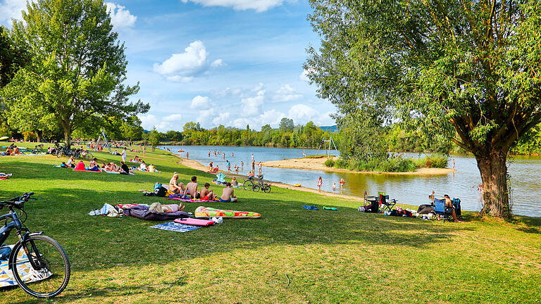 Hier kann man schwimmen und sich sonnen: der Badesee in Erlabrunn. Hier kann man schwimmen und sich sonnen: der Badesee in Erlabrunn.