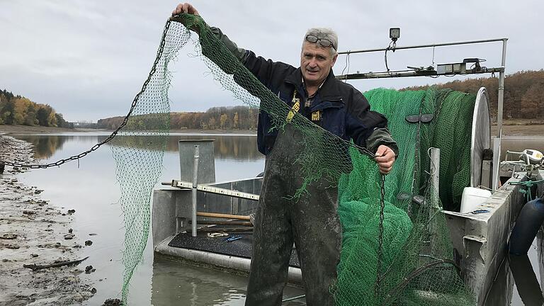 Peter Liebe ist aus Norddeutschland angereist, um mit Schleppnetzen den Ellershäuser See abzufischen. Gleich beim ersten Zug blieb das Netz hängen und riss ab.