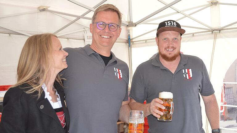 Gute Feststimmung herrschte auch bei den Helferinnen und Helfern im Getränke-Ausschank: Im Bild Dritte Bürgermeisterin Bettina Bonengel und ihr Mann Sascha sowie Sebastian Röder.