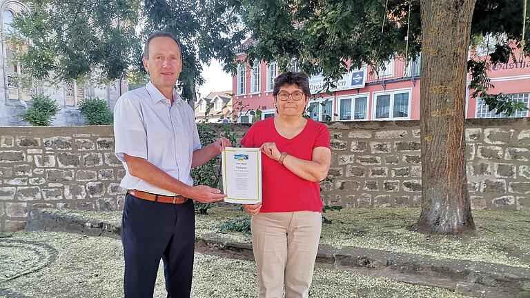 Freuen sich über die Verlängerung des Titels „Fairtrade-Stadt Eltmann“: Bürgermeister Michael Ziegler und die Sprecherin der Fairtrade-Steuerungsgruppe Elisabeth Müller-Förtsch. Freuen sich über die Verlängerung des Titels „Fairtrade-Stadt Eltmann“: Bürgermeister Michael Ziegler und die Sprecherin der Fairtrade-Steuerungsgruppe Elisabeth Müller-Förtsch.
