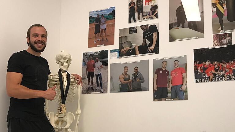 Eine Wand voller Bilder und eine Goldmedaille vom Deutschen Pokalsieg der Brose Baskets 2019: In seinem Behandlungszimmer bewahrt Physiotherapeut Vincent Schorn viele Erinnerungen auf. Eine Wand voller Bilder und eine Goldmedaille vom Deutschen Pokalsieg der Brose Baskets 2019: In seinem Behandlungszimmer bewahrt Physiotherapeut Vincent Schorn viele Erinnerungen auf.