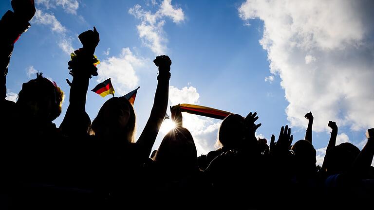 Deutschland-Fans jubeln beim Public Viewing       -  Fans fiebern mit - doch Vorsicht: Herzpatienten sollten besonders auf ihren Körper achten, wenn die Spannung steigt.