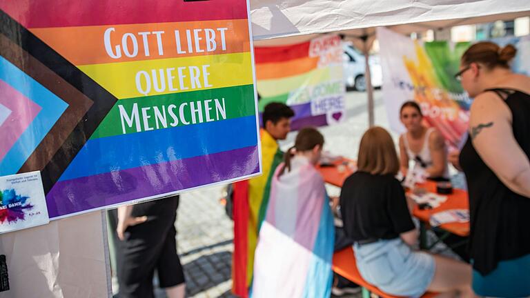 Der Verein Queeres UFO e.V. organisierte ein Pride-Wochenende in Schweinfurt und Haßfurt. Das 'Fest der Vielfalt' fand am Samstag am Marktplatz in Schweinfurt statt. Die Parade am Sonntag in Haßfurt.