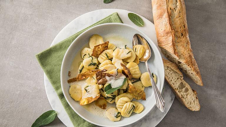Frittierte Kartoffelschalen - Die frittierten Kartoffelschalen taugen beispielsweise auch als Topping auf Kartoffel-Salbei-Gnocci mit Butterschaum. Frittierte Kartoffelschalen - Die frittierten Kartoffelschalen taugen beispielsweise auch als Topping auf Kartoffel-Salbei-Gnocci mit Butterschaum.