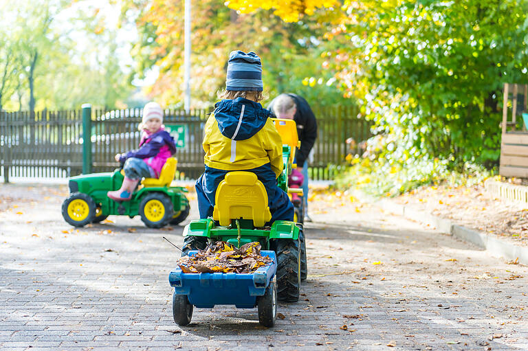 Zunächst werden die Blätter zusammengekehrt, dann auf den Anhänger des Tretbulldogs geladen. Langweilig wird den Kindern nie, sie finden immer eine Beschäftigung. Zunächst werden die Blätter zusammengekehrt, dann auf den Anhänger des Tretbulldogs geladen. Langweilig wird den Kindern nie, sie finden immer eine Beschäftigung. 