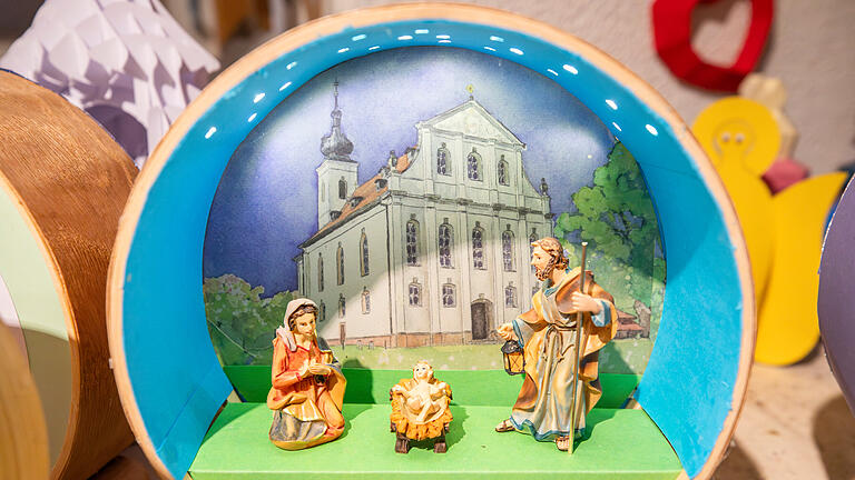 Walter Kestler aus Haßfurt baut leidenschaftlich gerne Krippen. Ebenso auch Papierfiguren.