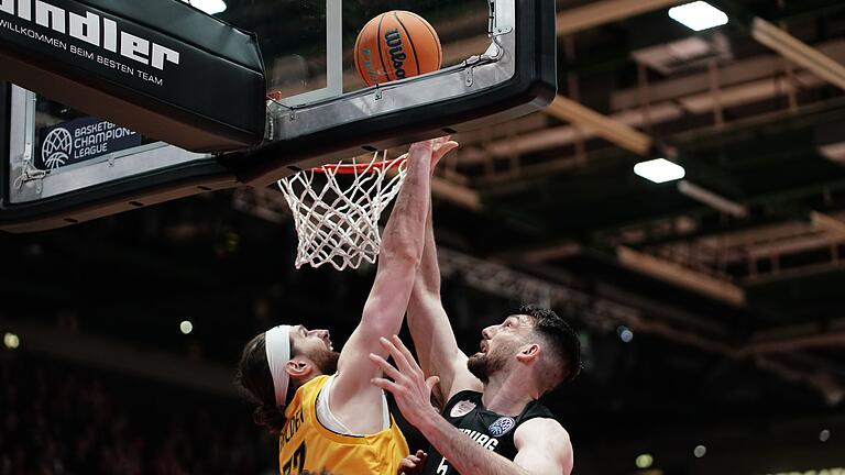 Letzte Woche kassierten die FIT/One Würzburg Baskets (im Bild: Grant Golden (links, AEK) und Owen Klassen (rechts, Würzburg)) eine Heimniederlage gegen AEK Athen - gelingt den Baskets heute in Athen die Revanche? Letzte Woche kassierten die FIT/One Würzburg Baskets (im Bild: Grant Golden (links, AEK) und Owen Klassen (rechts, Würzburg)) eine Heimniederlage gegen AEK Athen - gelingt den Baskets heute in Athen die Revanche?