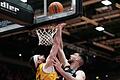 Letzte Woche kassierten die FIT/One Würzburg Baskets&nbsp; (im Bild: Grant Golden (links, AEK) und Owen Klassen (rechts, Würzburg)) eine Heimniederlage gegen AEK Athen - gelingt den Baskets heute in Athen die Revanche?