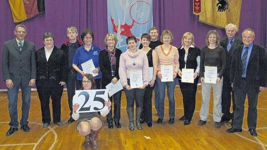 Für 25-jährige Treue zum Verein wurden diese Sportler geehrt. Sie werden flankiert von den Vorsitzenden der Patenvereine. Für 25-jährige Treue zum Verein wurden diese Sportler geehrt. Sie werden flankiert von den Vorsitzenden der Patenvereine.