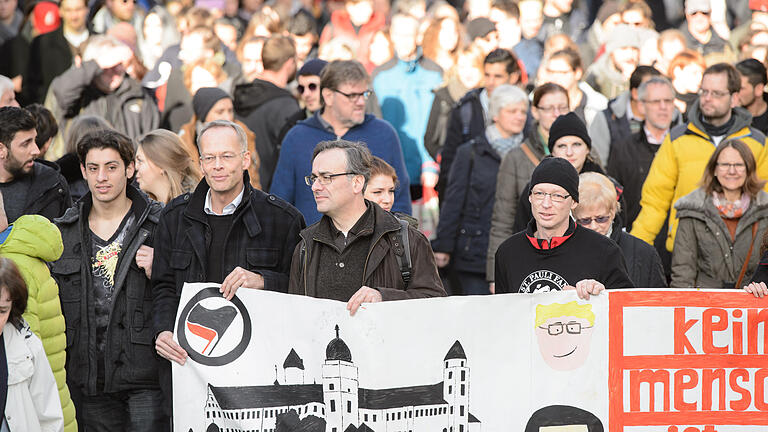 Unter dem Motto 'Solidarität ist stärker als Hass' zogen am Faschingssamstag rund 300 Menschen durch die Innenstadt.