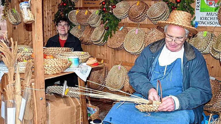 Ein Korbflechter zeigt beim Adventsbasar seine Kunst.