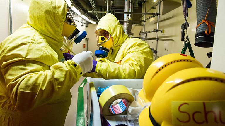 Schutzanzüge und Schutzmasken müssen die Arbeiter bei den Rückbauarbeiten im Kernkraftwerk Grafenrheinfeld tragen. Alle Arbeiten werden von Strahlenschutzbeauftragten begleitet. Schutzanzüge und Schutzmasken müssen die Arbeiter bei den Rückbauarbeiten im Kernkraftwerk Grafenrheinfeld tragen. Alle Arbeiten werden von Strahlenschutzbeauftragten begleitet.