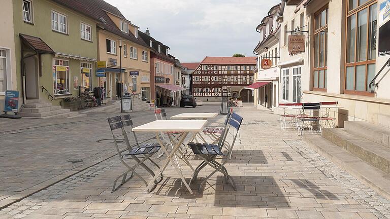Nach der Neugestaltung der Grünen Marktstraße in Hofheim haben Gastronomen auch die Möglichkeit, Tische im Freien aufzustellen. Nach der Neugestaltung der Grünen Marktstraße in Hofheim haben Gastronomen auch die Möglichkeit, Tische im Freien aufzustellen.