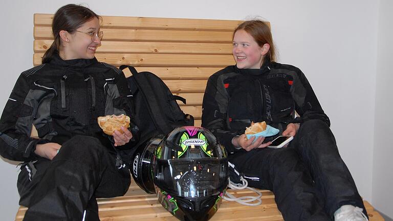 Lena Krämer (links) und Felicitas Stöckl nahmen erstmals am Fahrsicherheitstraining teil und wollen wiederkommen. Lena Krämer (links) und Felicitas Stöckl nahmen erstmals am Fahrsicherheitstraining teil und wollen wiederkommen.