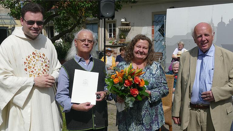 Anerkennende Auszeichnung für 42 Jahre im kirchlichen Ehrenamt (von links): Pfarrvikar Nicolas Kehl,  Peter Krämer und Ehefrau Monika und Josef Gerspitzer, der die Laudatio hielt.