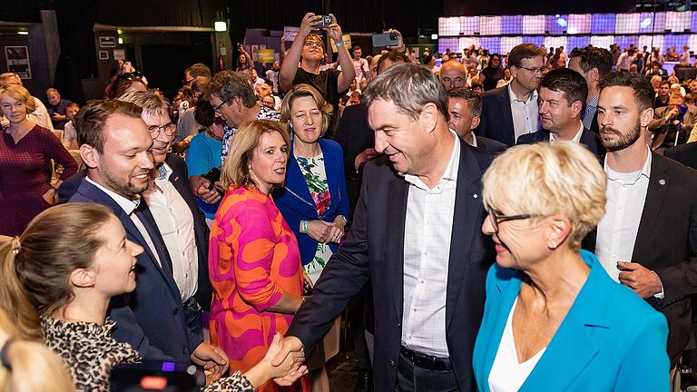 An der Seite von Ministerpräsident Markus Söder zog die Würzburger CSU-Direktkandidatin Andrea Behr (rechts) zur Abschlusskundgebung in die Posthalle ein.