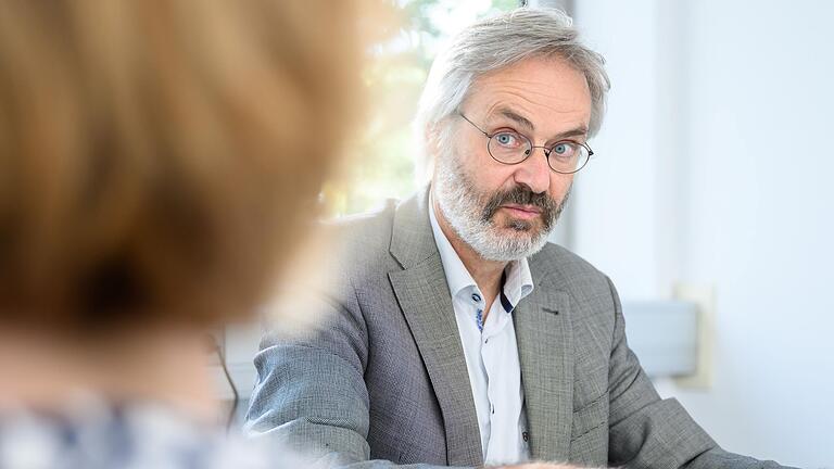 Immer weniger Milchkühe, immer weniger Schweine: Heiko Lukas, zuständig für Agrarstruktur und Umweltbelange in der Landwirtschaft bei der Regierung von Unterfranken, erklärt den Rückgang der heimischen Nutztierhaltung.