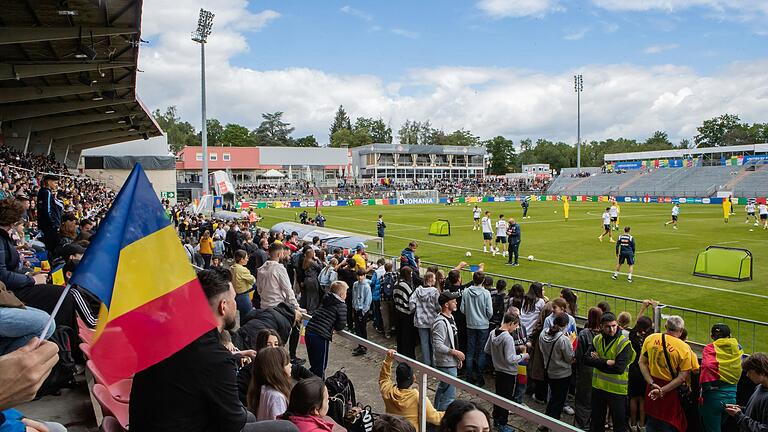 Volle Ränge am Dallenberg: Rund 3000 Besucherinnen und Besucher kamen am Dienstag zum öffentlichen Training der rumänischen Fußball-Nationalmannschaft.