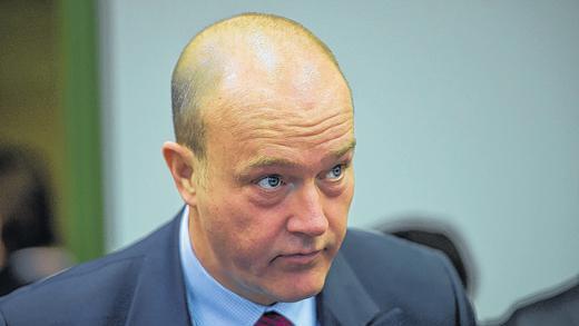 Ohne Abschiedsgruß: Der ehemalige BayernLB-Vorstand Gerhard Gribkowsky darf den Gerichtssaal des Landgerichts München vorzeitig verlassen. Ohne Abschiedsgruß: Der ehemalige BayernLB-Vorstand Gerhard Gribkowsky darf den Gerichtssaal des Landgerichts München vorzeitig verlassen.