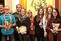 Schützenmeister Matthias Guck (rechts) überreichte die Königsketten und Pokale an die erfolgreichen Frickenhäuser Schützen. Im Bild (von links) Hermann Ress, Linda Heim, Jürgen Will, Daniel May, Florian Steinschauer, Julia Omert, Linda Ress, Fabienne May, Jessica Raab und Stephanie Omert.