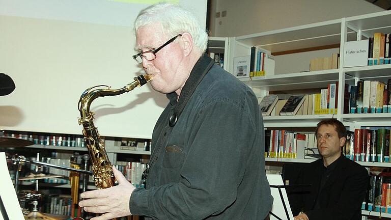 Locker und kraftvoll: Klaus Bühre und Pianist Wolfgang Cimander.