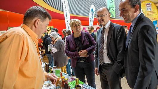 Landrat Wilhelm Schneider, seine Gattin Larissa und Haßfurts 3. Bürgermeister Stephan Schneider informieren sich bei der Ehrenamtsmesse.