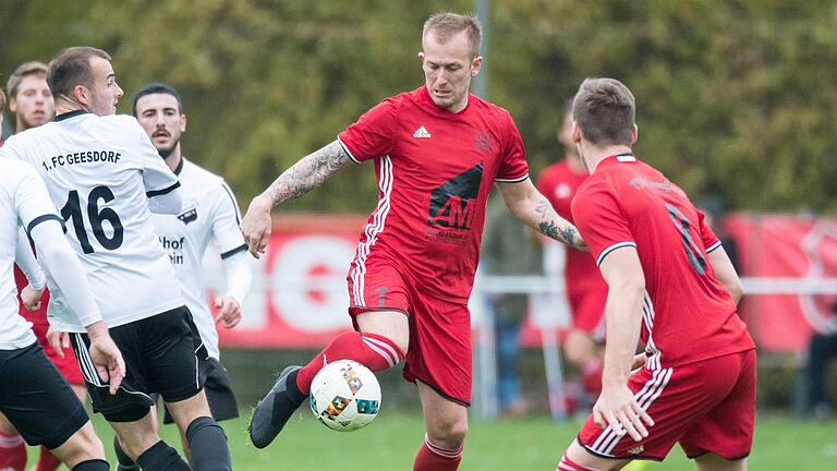 Igor Mikic (am Ball) wird künftig nicht mehr für Lengfeld, sondern für Abtswind in der Bayernliga auf Torjagd gehen. Igor Mikic (am Ball) wird künftig nicht mehr für Lengfeld, sondern für Abtswind in der Bayernliga auf Torjagd gehen.