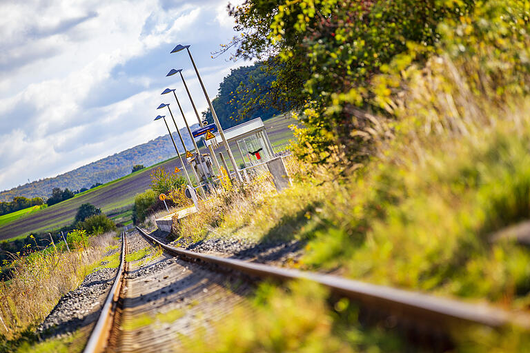 Der Bahnhof Rentweinsdorf ist am Ortsende von Treinfeld.