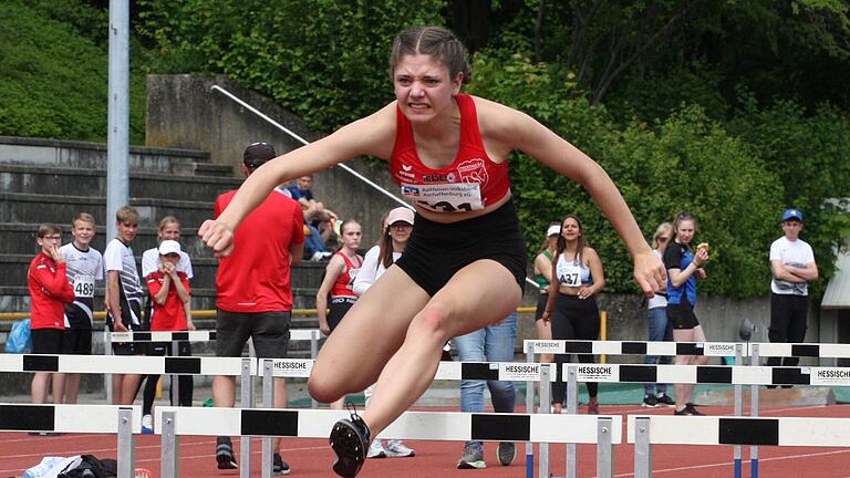 Leichtathletik-Bezirksmeisterschaft       -  Amy Schulz wurde beim 80-Meter-Hürdenlauf in 13,88 Sekunden genau so Zweite, wie mit ihren 24,23 Metern im Speerwurf.