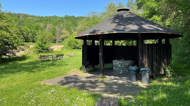 Mit Holzbänken und einem gemauerten Grill bietet die Grillhütte am Goßmannsdorfer See alles für einen erholsamen Abend mit Freunden.