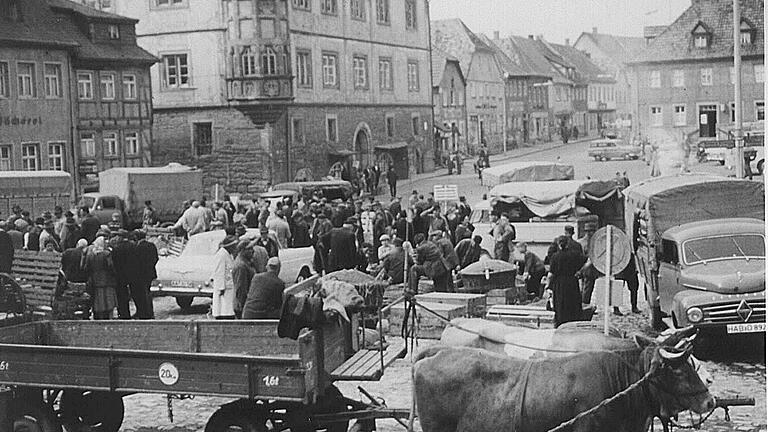 Bis in die 1950er Jahre gab es noch die Viehmärkte am östlichen Marktplatz in Königshofen. Hier wurden Schweine und Rinder, aber auch Tauben und Hühner zum Verkauf angeboten.