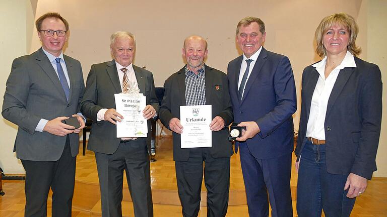 Für ihre Verdienste um die Heimatgeschichte wurden im Rahmen der Jahresschlusssitzung des Arnsteiner Stadtrats Günther Liepert und Erich Füller ausgezeichnet. Im Bild (von links) Bertram Wolf, Günther Liepert, Erich Füller, Franz-Josef Sauer und Bettina Schmitt.